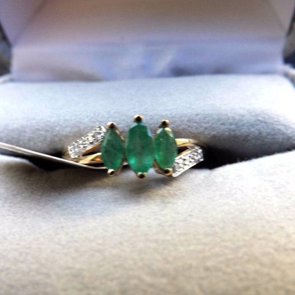 New 10KT Yellow Gold 3 Stones Emerald Ring Size: 7